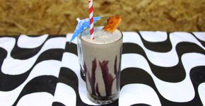 Para chutar o balde: milkshake de cerveja preta com Oreo e bacon