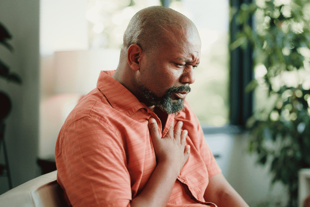 Falta de ar e dor no peito podem indicar uma complicação grave (Imagem: PeopleImages | Shutterstock)