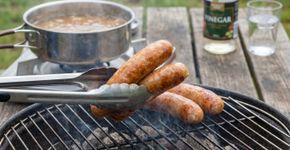 Por que um pouco de vinagre na água do cozimento da sua linguiça impede que elas sempre estourem