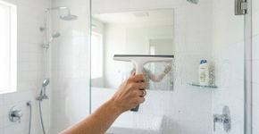 Nas casas mais limpas dos Estados Unidos o box do banheiro não tem lodo porque usam rodo de silicone para secar o vidro todo dia