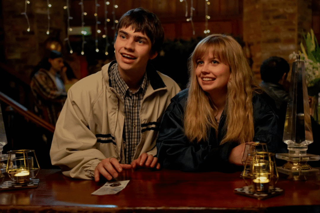 “Procurando Emily” mistura romance e humor ao mostrar a busca de um músico pela garota dos seus sonhos após receber o número errado (Imagem: Reprodução digital | Focus Features, Working Title Films e Universal Pictures)