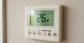 Pare de baixar o ar-condicionado para 20 °C achando que a casa vai esfriar mais rápido: na Austrália, a recomendação é manter entre 25 °C e 27 °C e fechar os cômodos vazios, porque cada grau a menos pode aumentar o gasto de energia