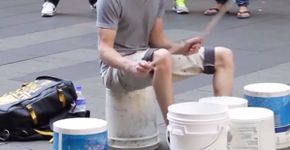 Você já viu um baterista que toca sem bateria? Veja agora