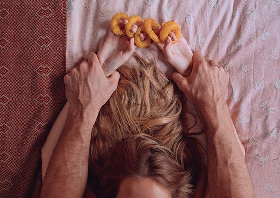 Junk food e sensualidade em ensaio arrebatador