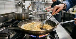 Os especialistas recomendam nunca ferver o arroz diretamente; primeiro, ele deve ser tostado para liberar seu aroma