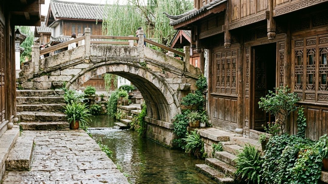A gestão comunitária da água e o respeito à natureza transformaram Lijiang em uma tradição viva reconhecida pela UNESCO.