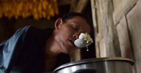 Chinês com dois braços amputados leva vida normal