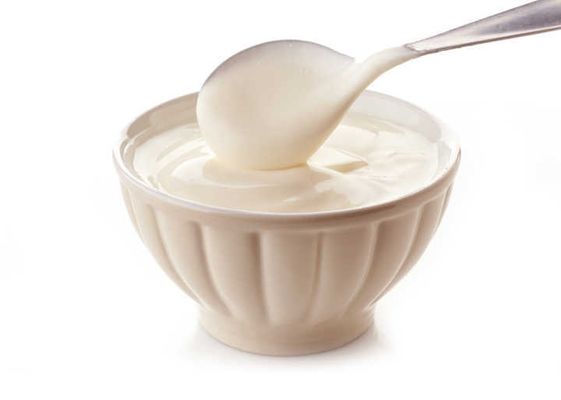 Iogurte grego original X Versão com espessantes: o produto original passa por processos de filtração que o deixam com maior quantidade de proteína e pouca gordura. Porém, as versões industrializadas costumam adicionar espessantes para deixar o alimento mais cremoso. 