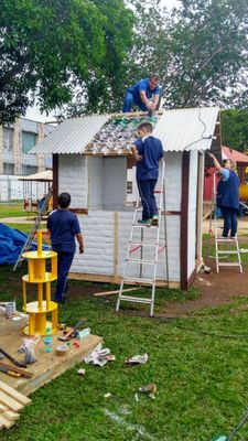 Alunos construindo a biblioteca