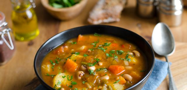 Sopa de feijão com legumes: aconchego em forma de prato