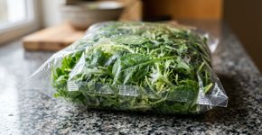 Lavar novamente aquela salada de folhas que já vem fechada e marcada como “pré-lavada” parece mais seguro, mas no Canadá a orientação é não repetir a lavagem quando o produto é vendido pronto para consumo em embalagem lacrada