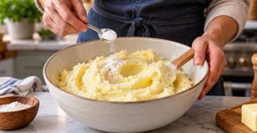 Para que o purê de batatas fique incrível, é preciso adicionar uma colher de chá de fermento em pó