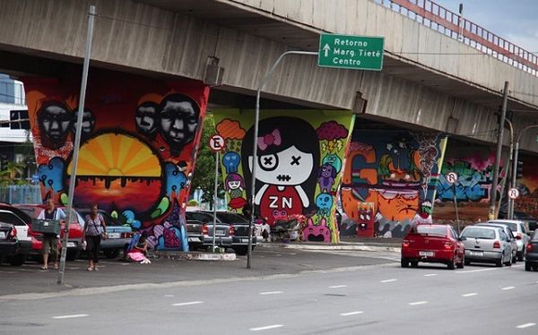 SANTANA | A Avenida Cruzeiro do Sul, localizada na zona norte da capital, é considerada o 1º Museu Aberto de Arte Urbana. As 33 pilastras de sustentação da linha azul do metrô na estação Carandiru ganharam, nos últimos anos, diversos desenhos de artistas consagrados como Speto, Binho, Chivitz, Akeni, Minhau, Larkone, Onesto e Zezão. (Foto: reprodução/ Guia da Seamana)