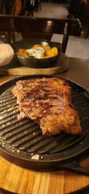 Fui de Bife de Chorizo com batata bolinha, sour cream de ervas frescas