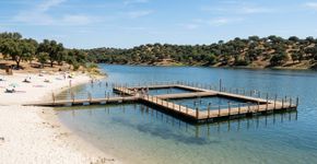 Areia branca e piscinas naturais flutuantes: o paraíso que está encantando visitantes de todos os lugares