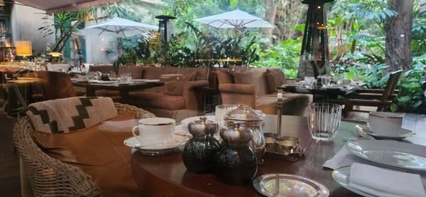 O Le Jardin também tem mesas na área externa