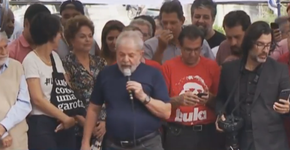Após 26 horas do prazo, ex-presidente Lula é levado pela PF
