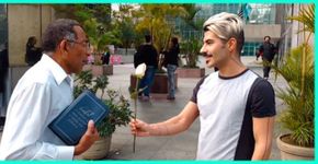 Passei 1 dia entregando flores para desconhecidos na Paulista