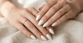 Aposte no esmalte branco perolado que é tendência absoluta em 2026 para unhas radiantes e chiques