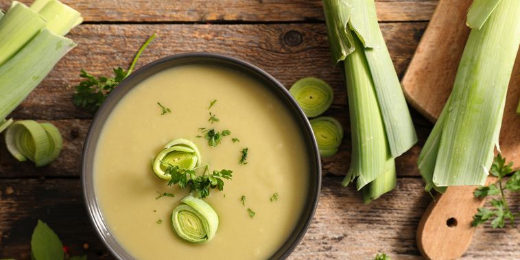 Featured main: Caldo de mandioca com alho-poró: cremoso, saboroso e perfeito para aquecer os dias frios