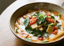 Featured side: Os chefs tailandeses concordam: “O curry não melhora com mais pimenta, mas, sim, com leite de coco de boa qualidade e folhas de limão-kaffir”