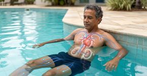 Por que entrar na piscina dá vontade de fazer xixi mesmo depois de ir ao banheiro? O corpo tem uma explicação curiosa