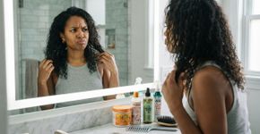 Cabelo cacheado fica pesado depois de três dias de creme, óleo e gel? Talvez esteja precisando tirar produto em vez de colocar mais