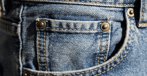 Para que servem os botões de metal nas calças jeans?