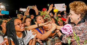 Contra machismo, mulheres homenageiam Dilma com flores em Brasília