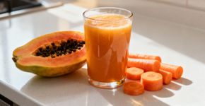 Quais são os benefícios de beber suco de mamão e cenoura?