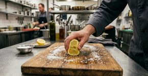 Por que os chefs colocam sal na tábua de corte? Um truque simples e o segredo vai te surpreender