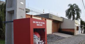 Caixas na rua guardam bola que só crianças têm chave