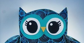Mulher larga o trabalho para se dedicar a arte de papel