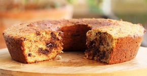 Aprenda a fazer bolo de banana, coco e chocolate amargo