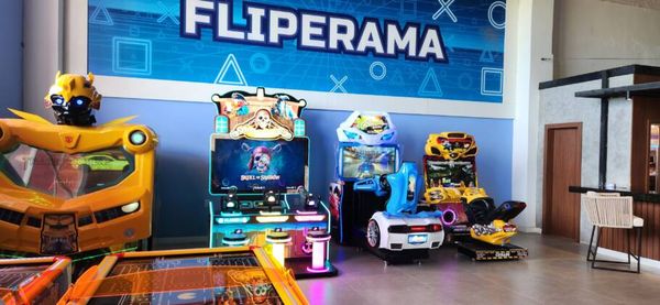 Área Teens e Adultos conta com 5 pistas de boliche profissional, jogos eletrônicos, sinuca, pingue-pongue e totó.