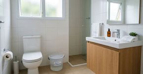 Duas colheres num balde de água e o banheiro fica sem mau cheiro durante semanas: o truque japonês elimina o odor de vez e deixa o ambiente cheiroso como uma perfumaria