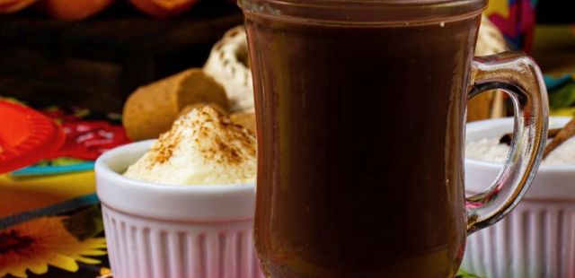 Chocolate quente cremoso e perfeito para o inverno