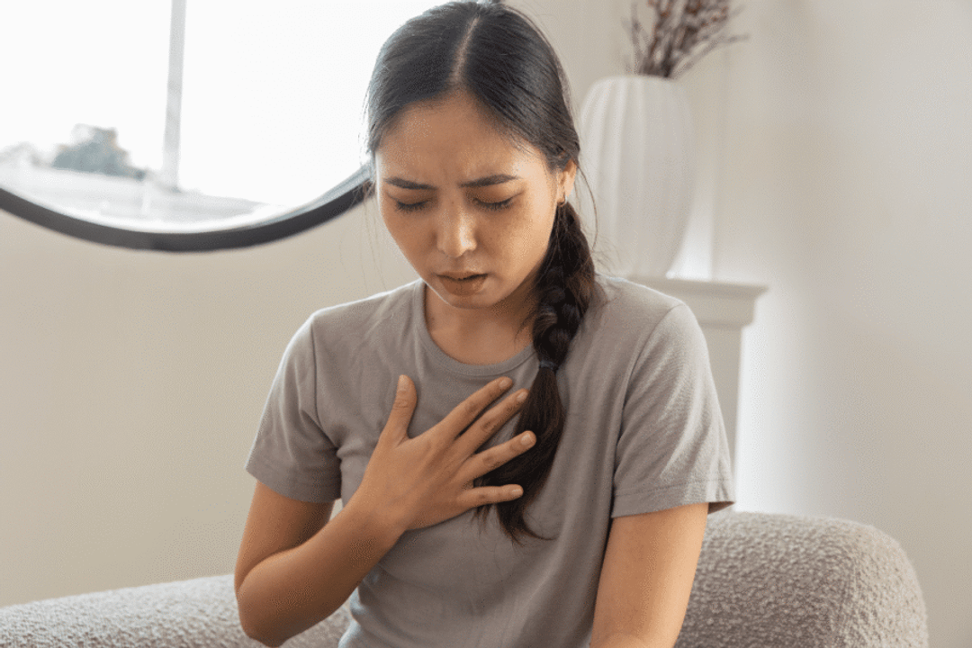 Palpitações e tonturas também podem ser sintomas de alteração cardiovascular (Imagem: 220 Selfmade studio | Shutterstock)