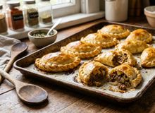 Featured side: Os chefs concordam: “As empanadas mais suculentas não precisam de mais recheio, basta este truque antes de irem ao forno.”