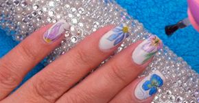 Aprenda a fazer um efeito de aquarela nas unhas