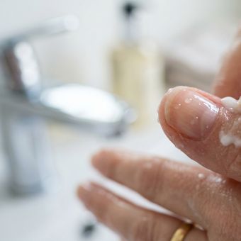 Featured mobile: A unha lasca, a cutícula resseca e a mão fica o tempo todo na água: hidratar unhas e cutículas depois de lavar as mãos ajuda a reduzir fragilidade