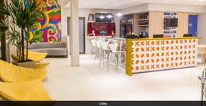 Hotel no interior do Paraná tem decoração inspirada nos anos 60 e 70