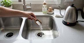 Por que colocam sal grosso no ralo da pia da cozinha? A solução simples para um problema comum em qualquer casa