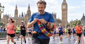 Ex-militar corre maratona de Londres enquanto tricota cachecol de 5,59 metros, conclui peça durante a prova e conquista recorde para incentivar homens a aprender costura