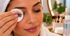 Remover maquiagem dos olhos sem esfregar começa deixando o produto agir sobre a pálpebra fechada, reduzindo atrito em uma área delicada