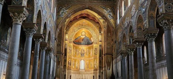 A imensa imagem de Jesus no abside central domina o espaço