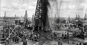 Uma pequena cidade foi criada praticamente do zero depois que petróleo começou a jorrar do chão e atraiu milhares de pessoas