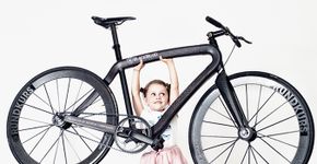 Bicicleta de fibra de carbono trançado pesa apenas 5 kg