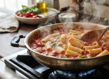 Featured side: O macarrão não é mais cozido em água à parte. O novo método é muito mais prático