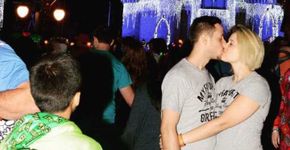 Casal tira foto romântica, mas não contava com um detalhe